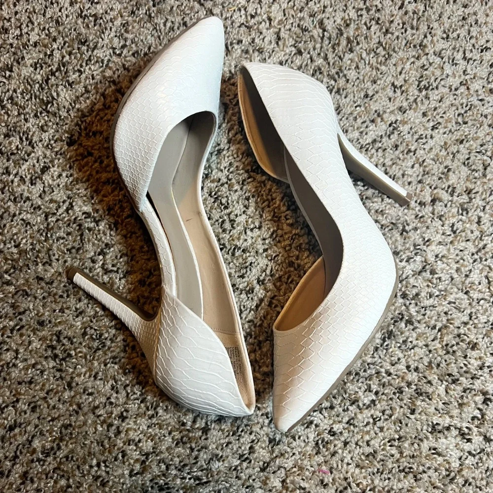 Juicy Couture White Heels Stiletto Pointed Toe Pumps Shoes‎ Size 9